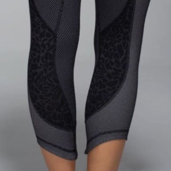 LULULEMON Wunder Under Crop *Sashiko- Luon. Cropped leggings. Size 4 - Picture 7 of 7